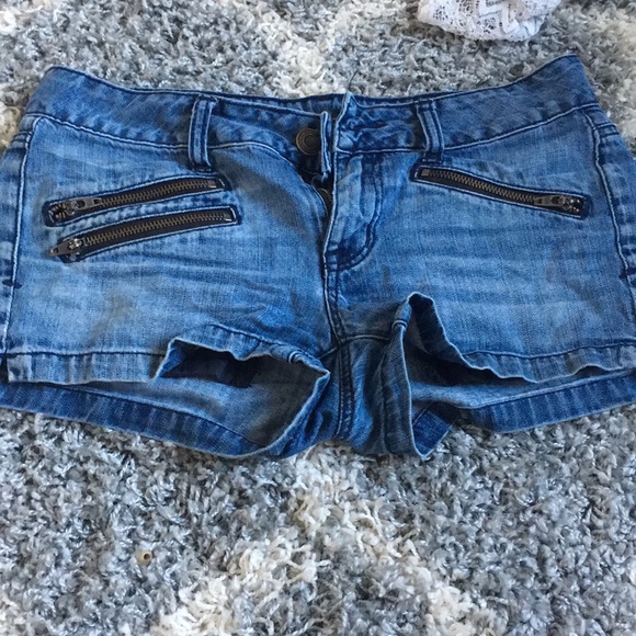 American Eagle jean shorts with zipper detail! - Picture 2 of 5
